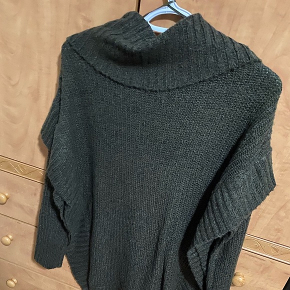 Beacan Cove knitted sleeved poncho. Size xs - Picture 2 of 3